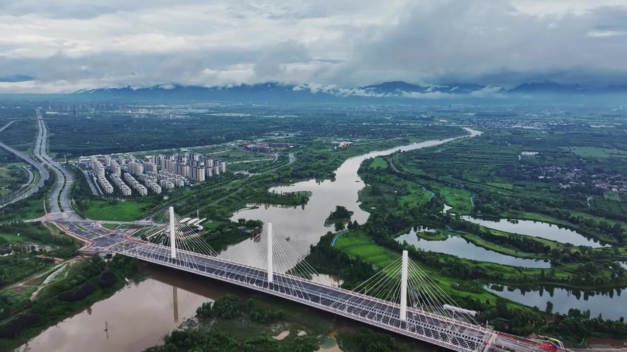 陕西西安长安区沣河沣邑大桥与秦岭雨后航拍视频素材