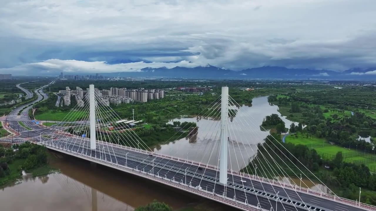 陕西西安长安区沣河沣邑大桥与秦岭雨后航拍视频素材