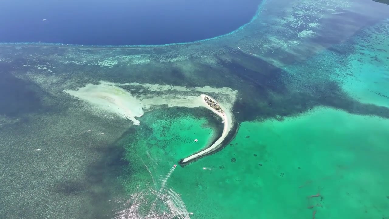 宿务，邦劳礁坪Panglao Reef Flat，处女岛Pungtud Island，拖尾沙滩，航拍视频素材