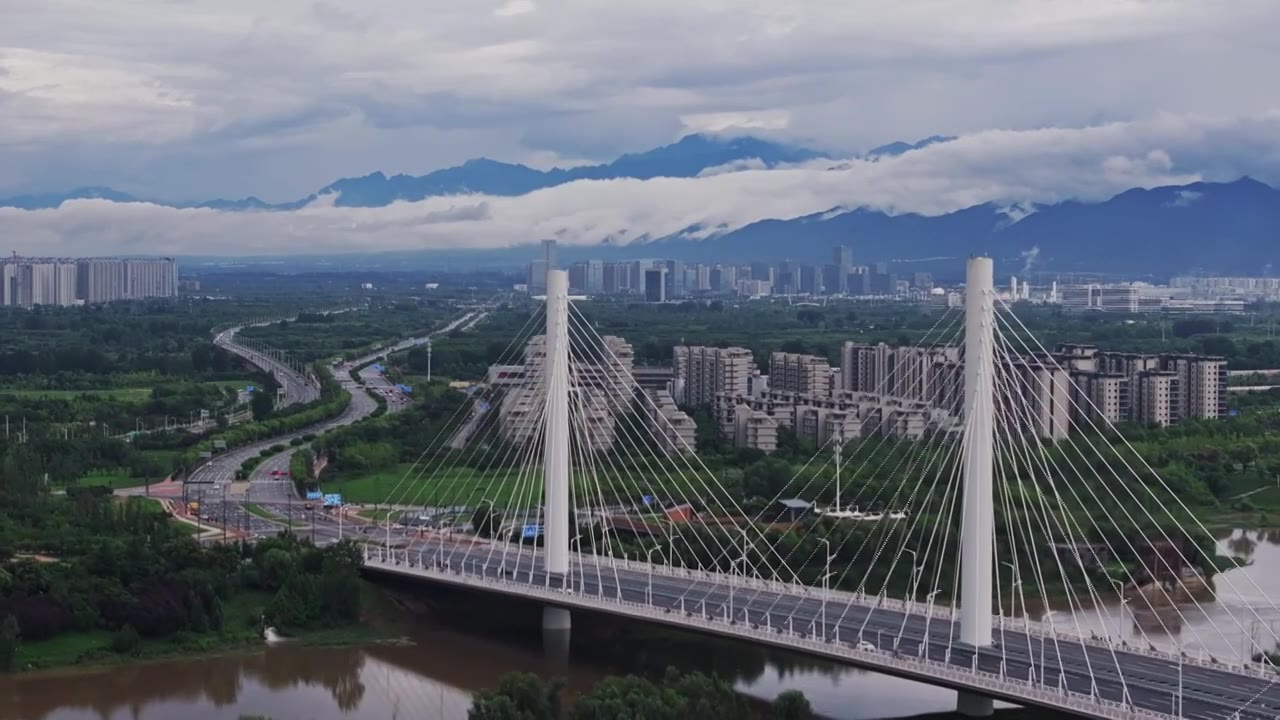 陕西西安长安区沣河沣邑大桥与秦岭雨后航拍视频素材