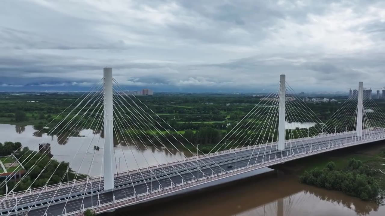 陕西西安长安区沣河沣邑大桥与秦岭雨后航拍视频素材