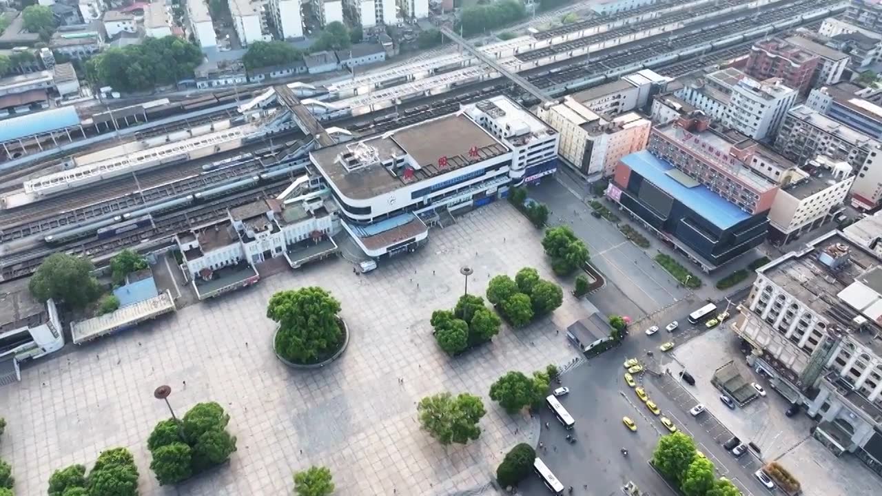 湖南省衡阳市珠晖区历史悠久的火车站衡阳站 广场人流车流 日出清晨 晴朗明亮时刻 氛围感 航拍鸟瞰视角视频素材