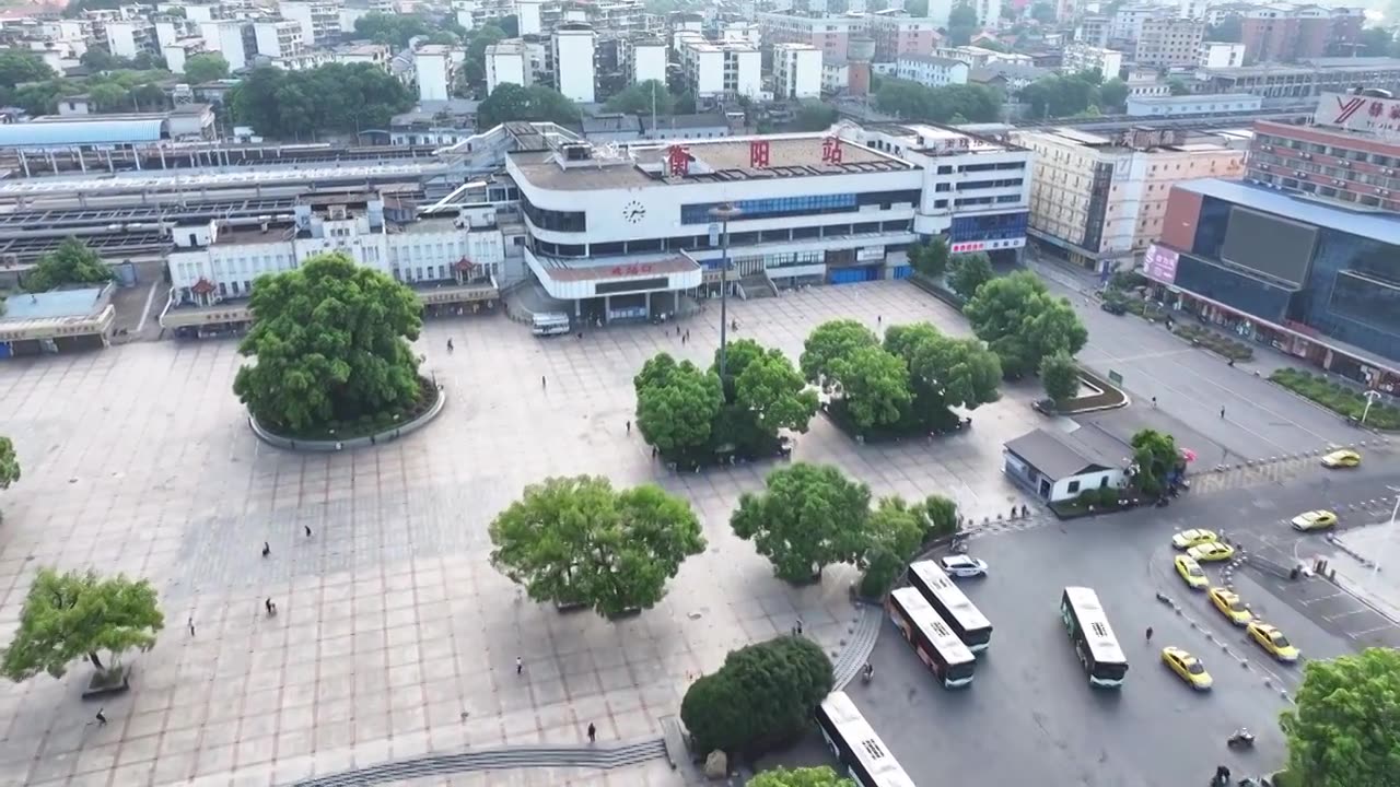 湖南省衡阳市珠晖区历史悠久的火车站衡阳站 广场人流车流 日出清晨 晴朗明亮时刻 氛围感 航拍鸟瞰视角视频素材