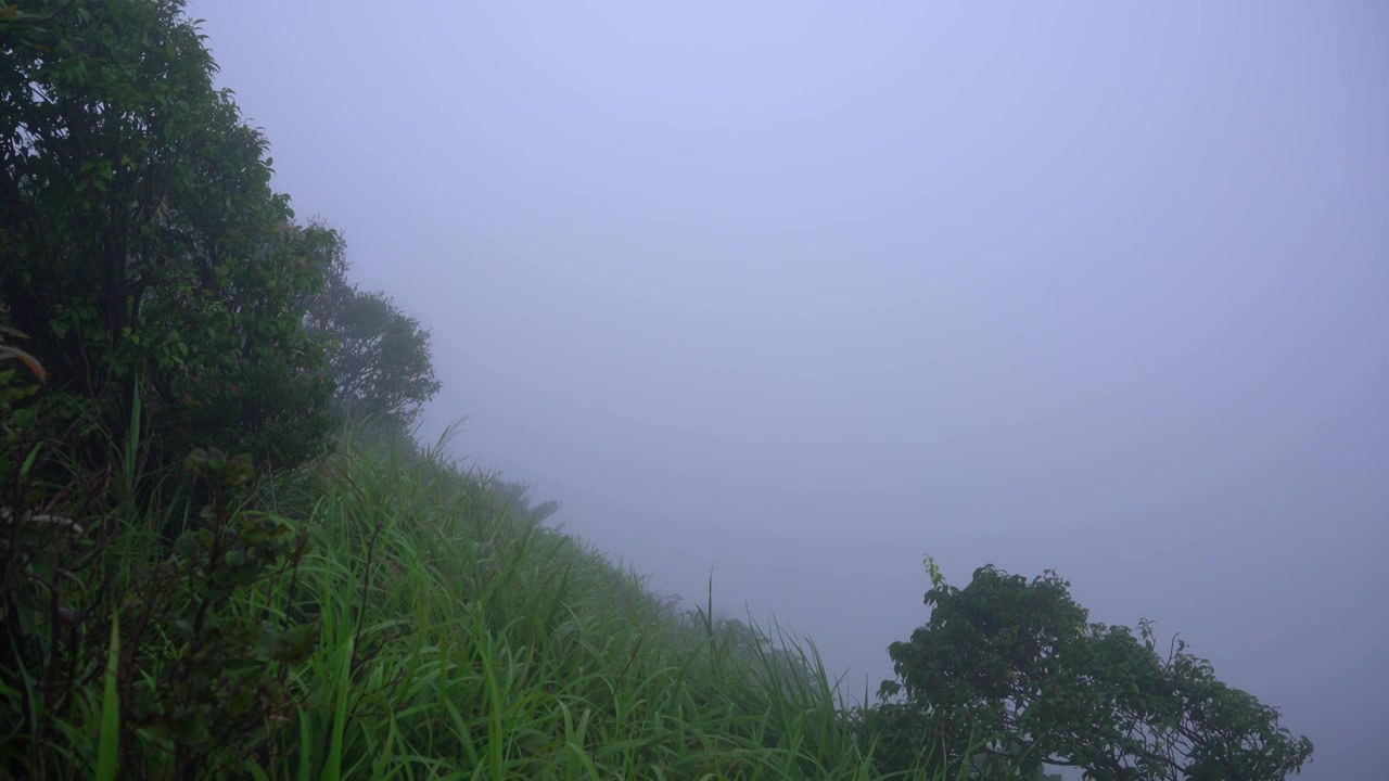 山峰云雾缥缈视频素材