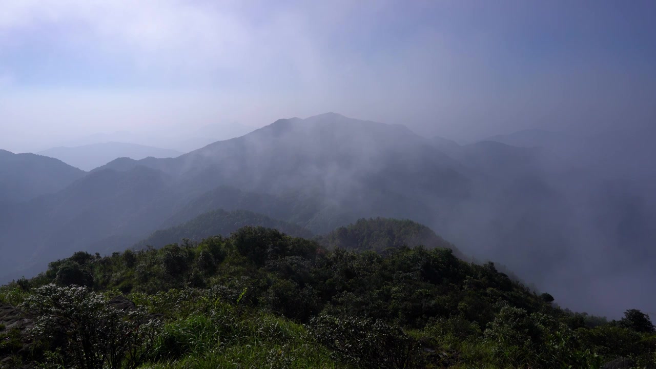 山峰云雾缥缈视频下载