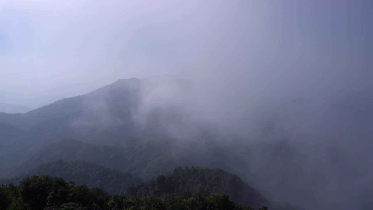 山峰云雾缥缈视频素材