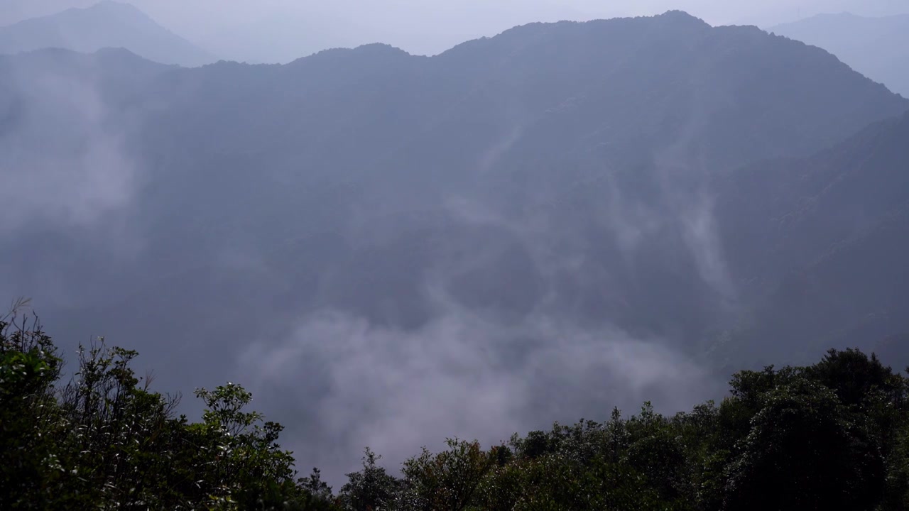 山峰云雾缥缈视频素材