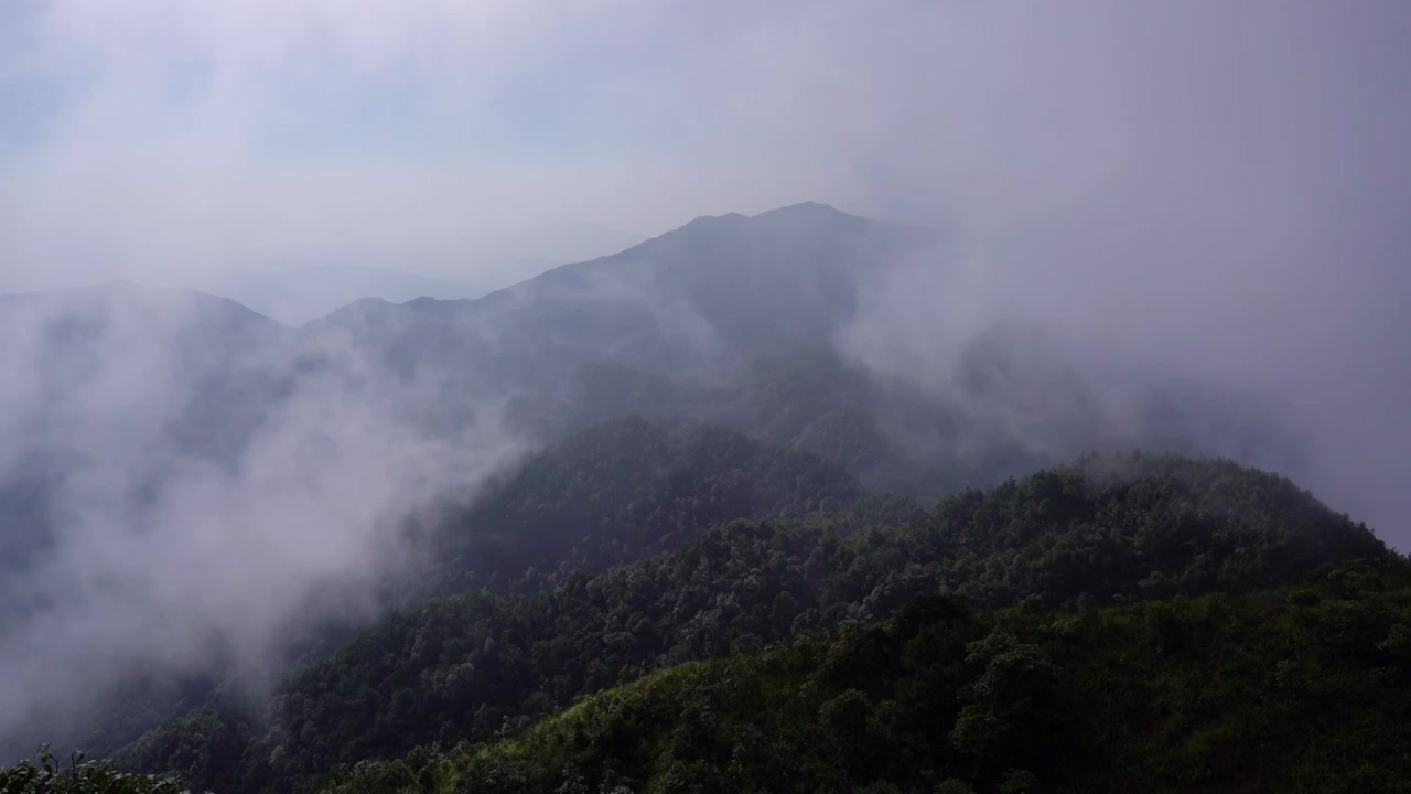 山峰云雾缥缈视频素材