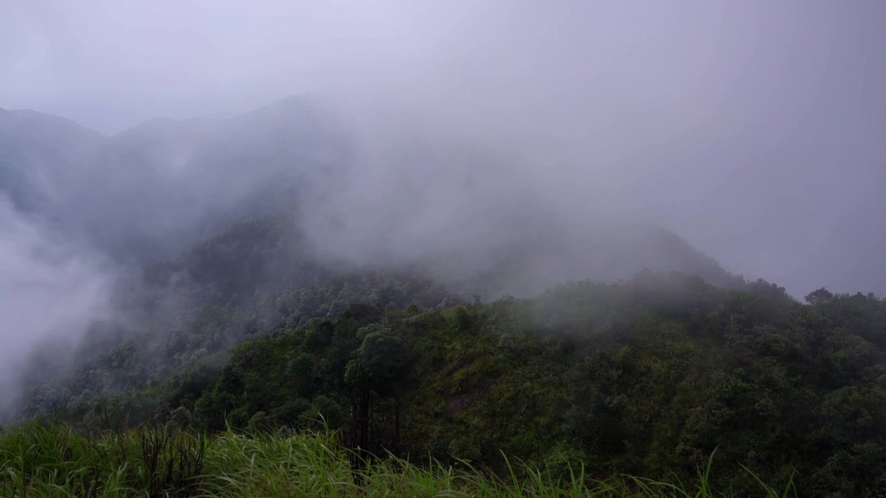 山峰云雾缥缈视频下载