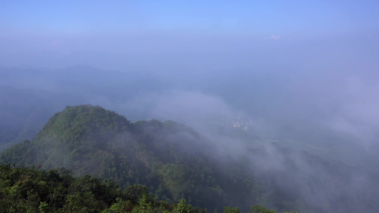 山峰云雾缥缈视频素材