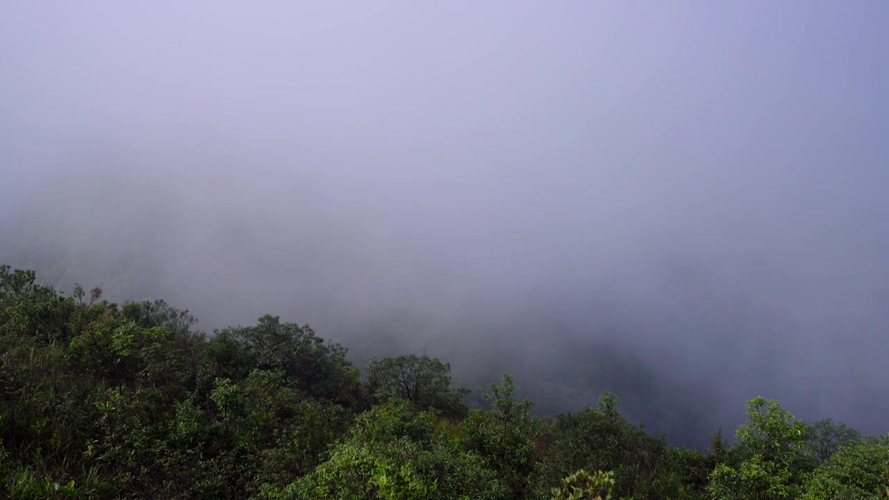 山峰云雾缥缈视频素材