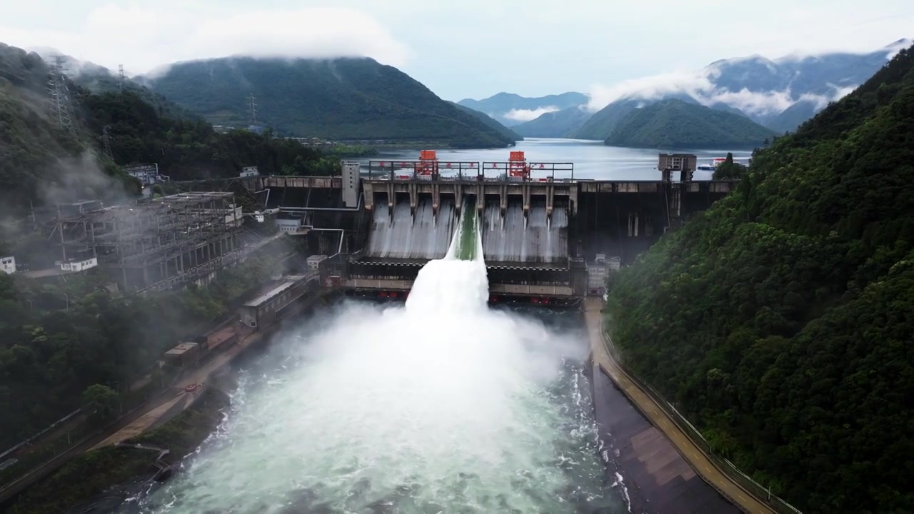 航拍浙江杭州建德新安江水库千岛湖大坝泄洪视频下载