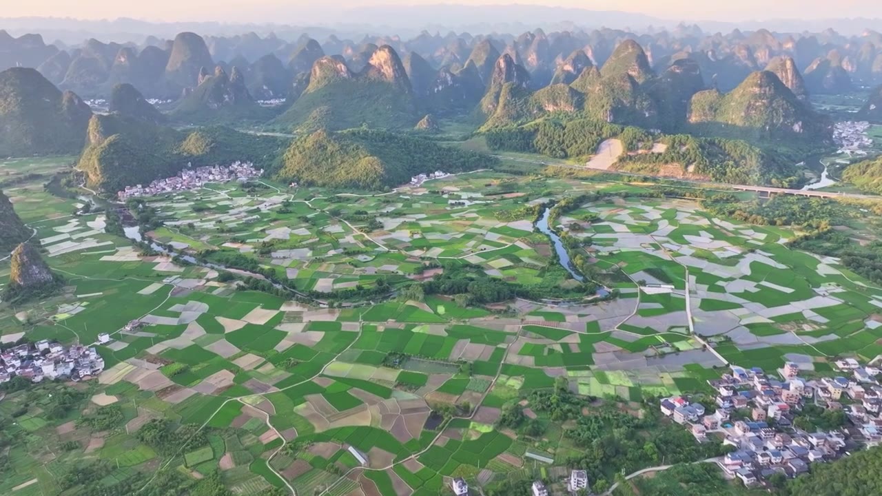 美丽的绿色乡村田园风光航拍视频素材