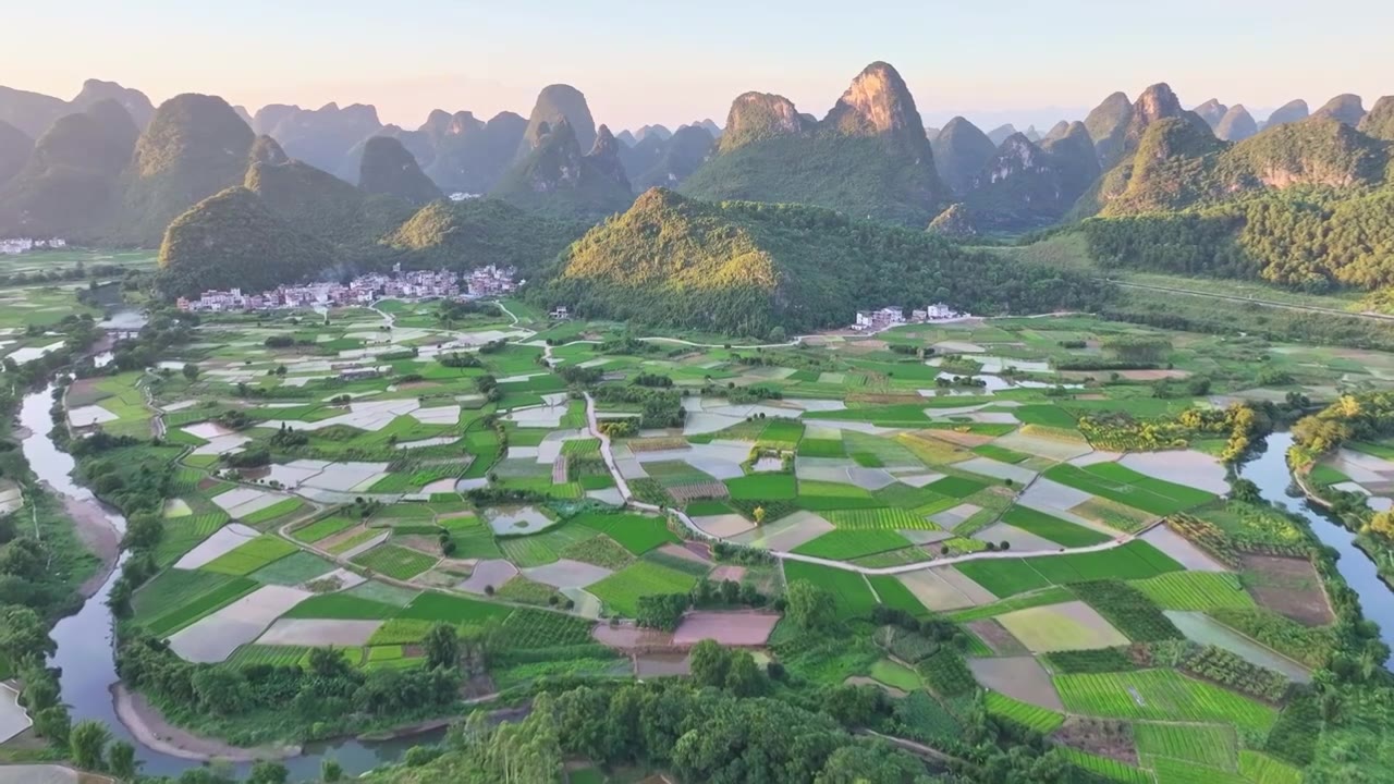 美丽的绿色乡村田园风光航拍视频素材