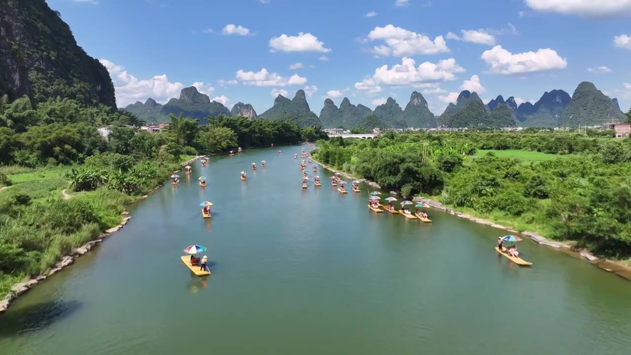 桂林阳朔遇龙河竹筏漂流航拍视频素材