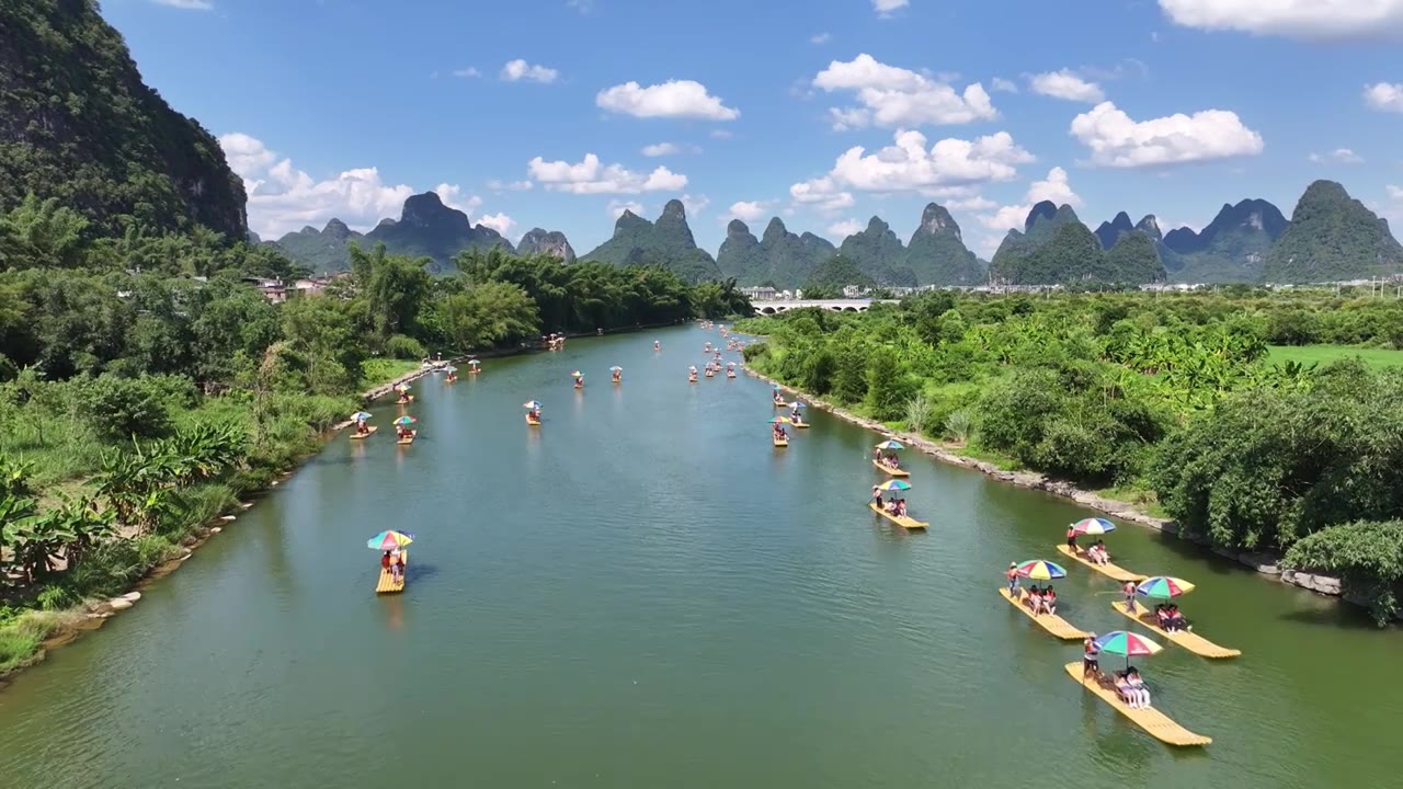 桂林阳朔遇龙河竹筏漂流航拍视频素材