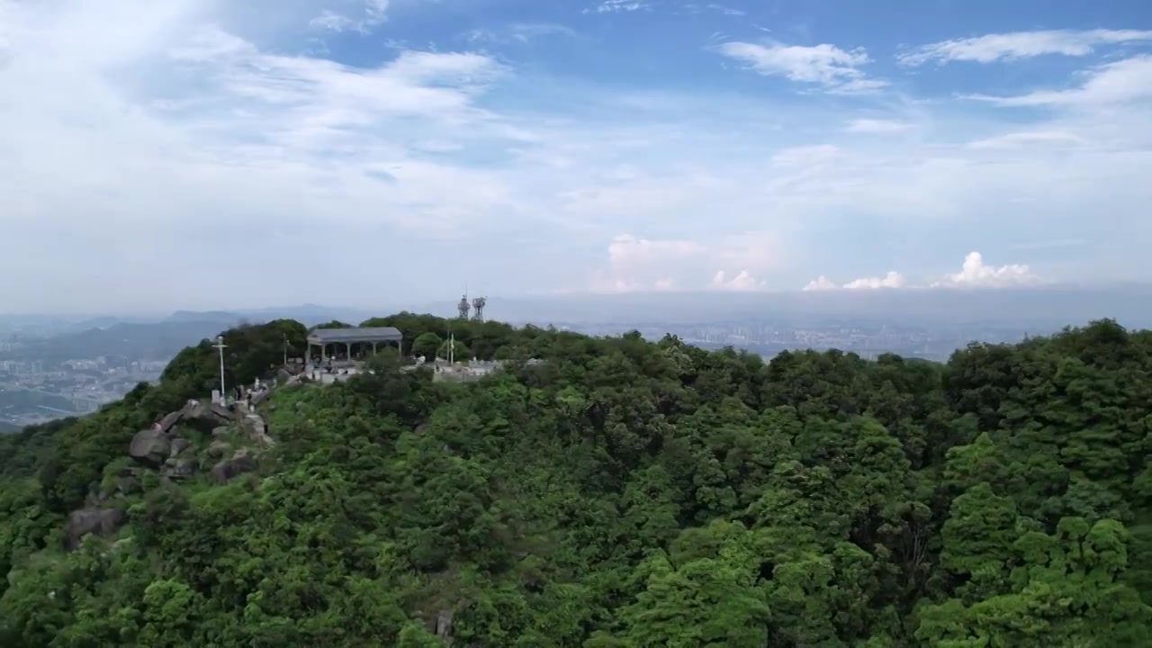 航拍深圳阳台山蓝天白云下的美丽风光视频下载