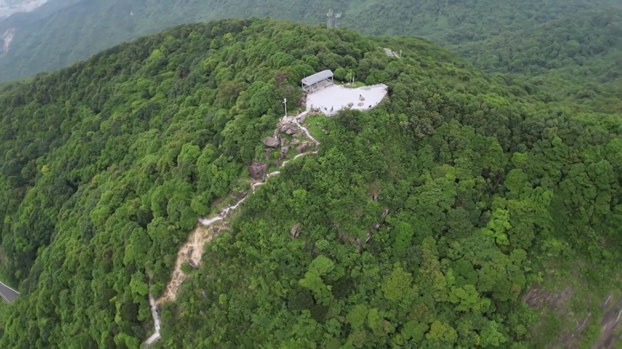 航拍深圳阳台山蓝天白云下的美丽风光视频下载