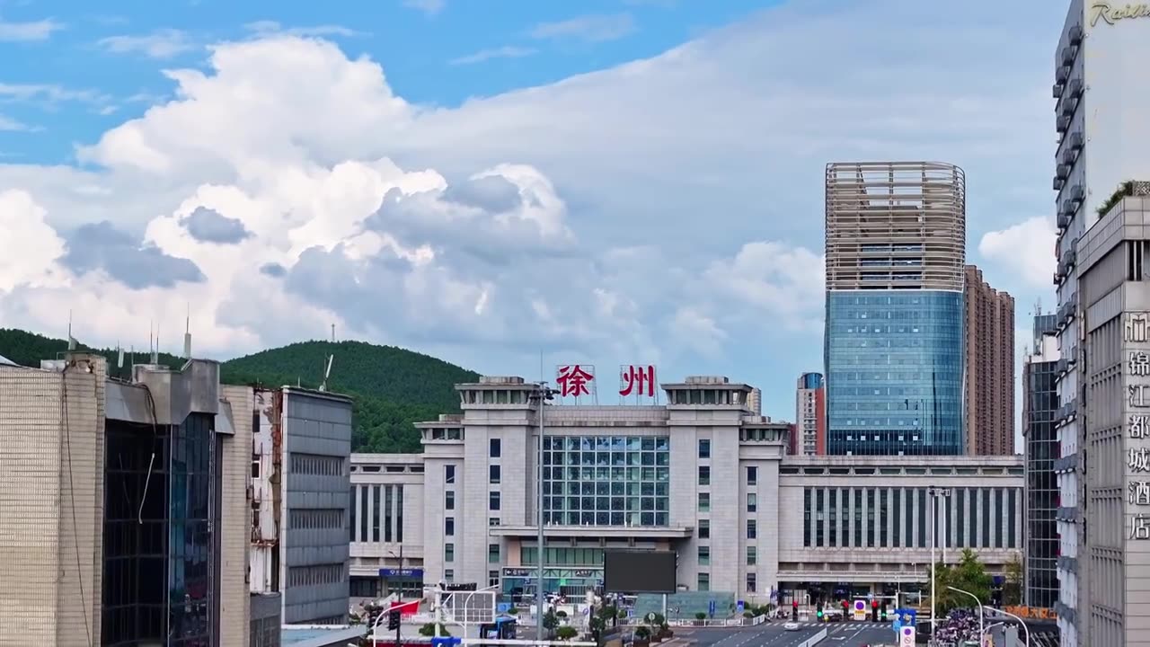 航拍蓝天白云天徐州火车站全景,徐州旅游城市宣传片视频素材