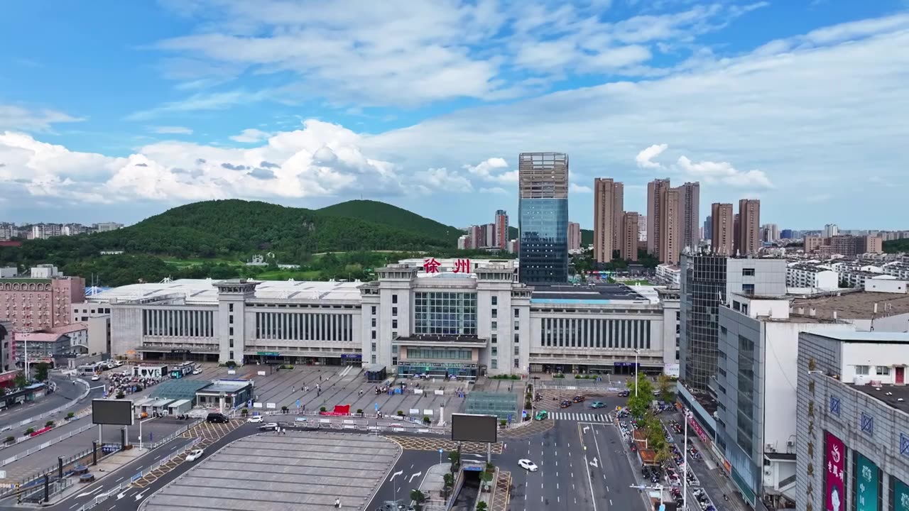 航拍蓝天白云天徐州火车站全景,徐州旅游城市宣传片视频素材