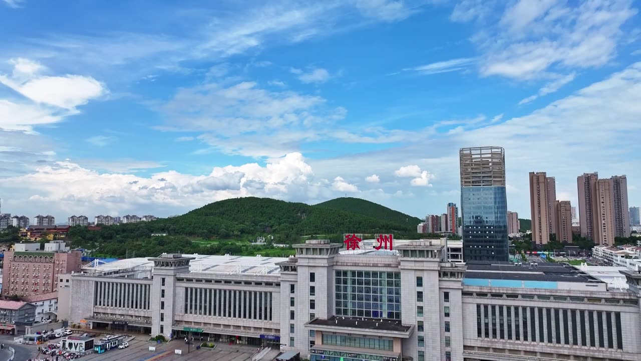 航拍蓝天白云天徐州火车站全景,徐州旅游城市宣传片视频素材