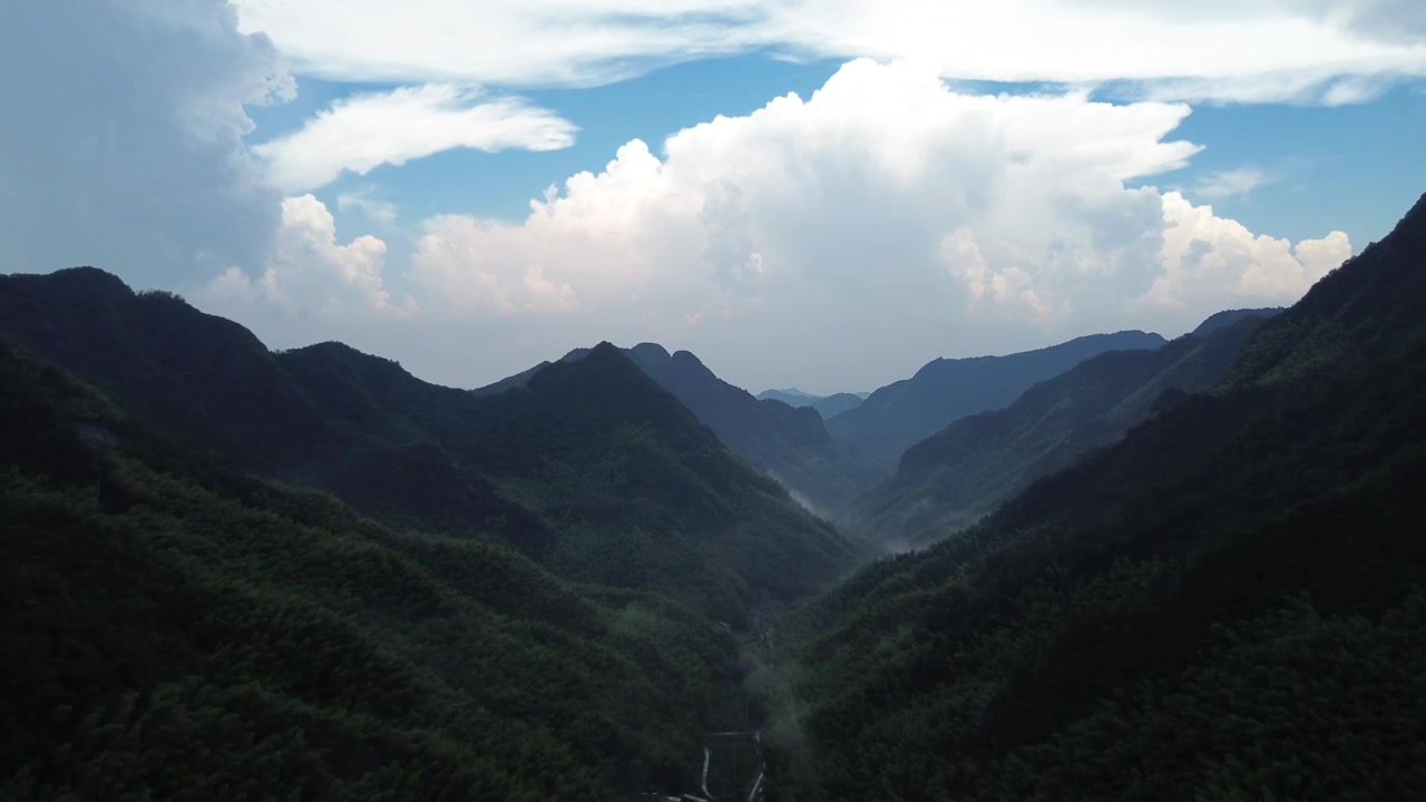 航拍群山山谷视频下载