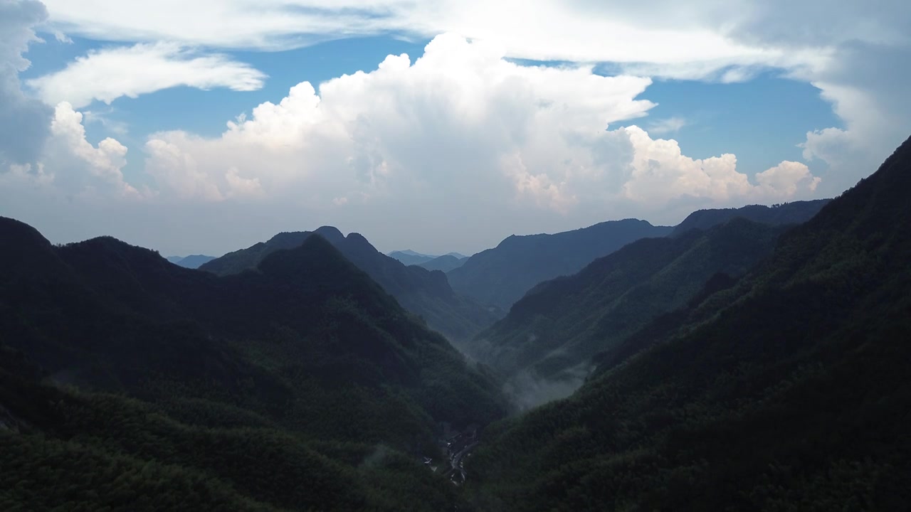 航拍群山山谷视频下载