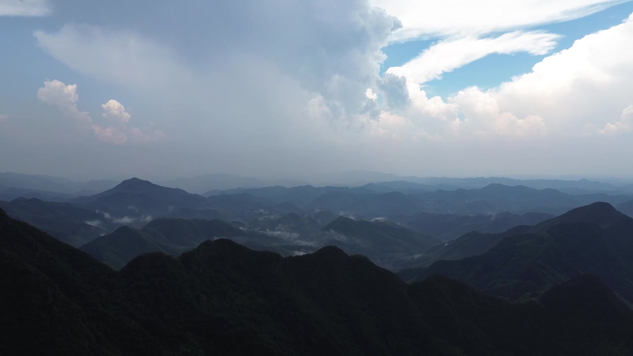 航拍群山山谷视频下载