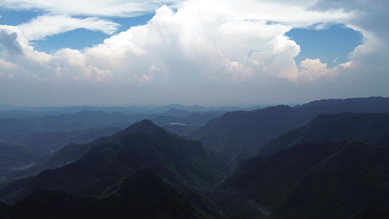 航拍群山山谷视频下载