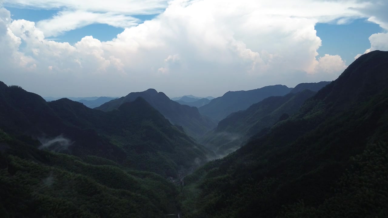 航拍群山山谷视频下载