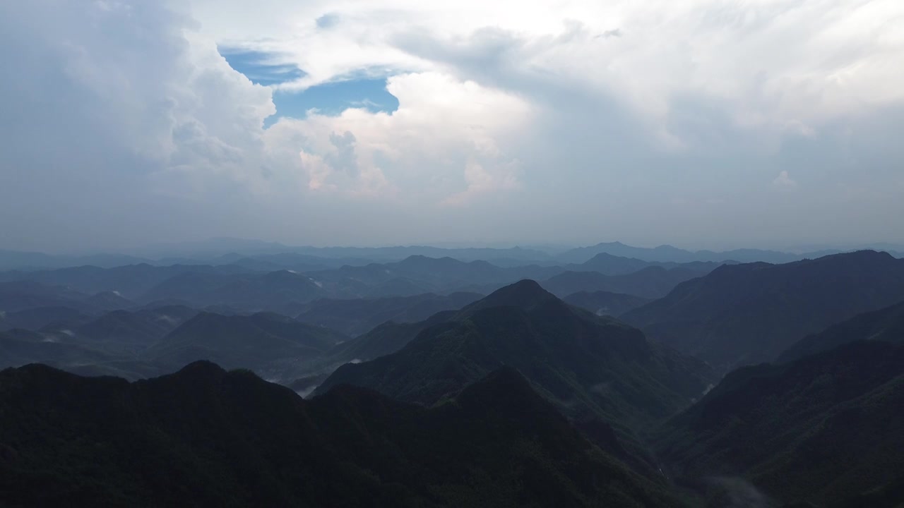 航拍群山山谷视频素材