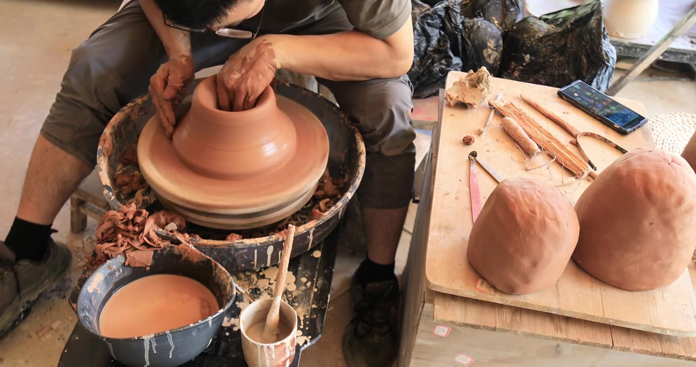 陶工雕刻制作陶土瓷器小壶手部特写 沉浸解压匠心视频素材