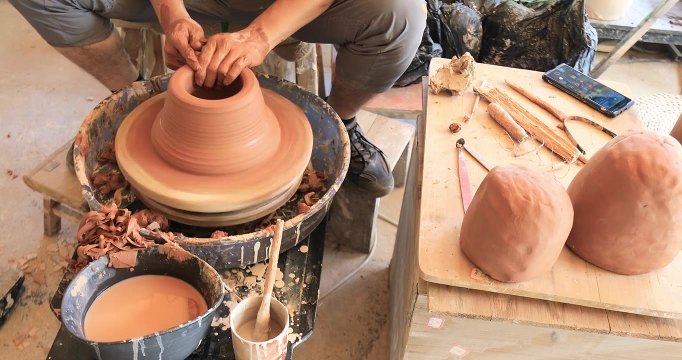 陶工雕刻制作陶土瓷器小壶手部特写 沉浸解压匠心视频素材