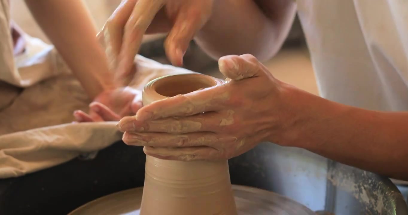 陶工雕刻制作陶土瓷器小壶手部特写 沉浸解压匠心视频素材