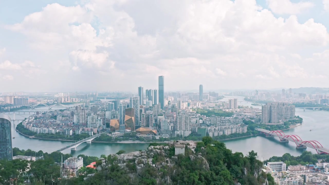 升空航拍柳州马鞍山与市中心半岛视频素材