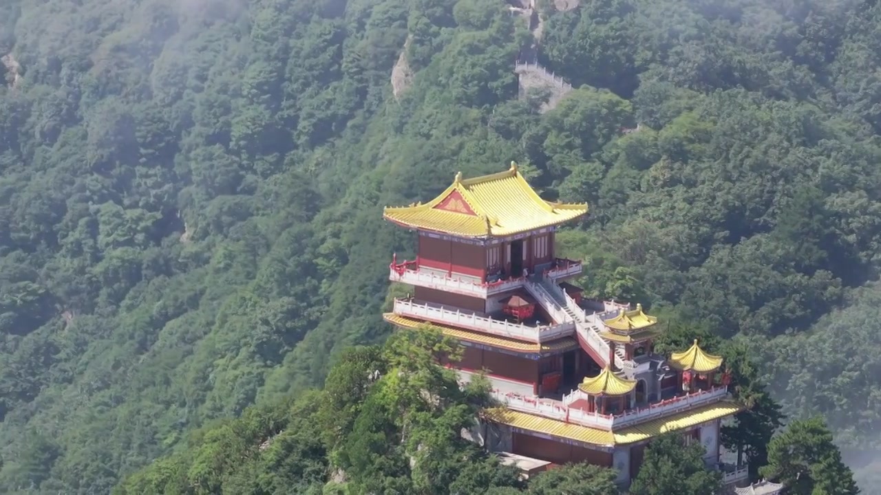 航拍秦岭山中雾气寺庙南五台视频素材