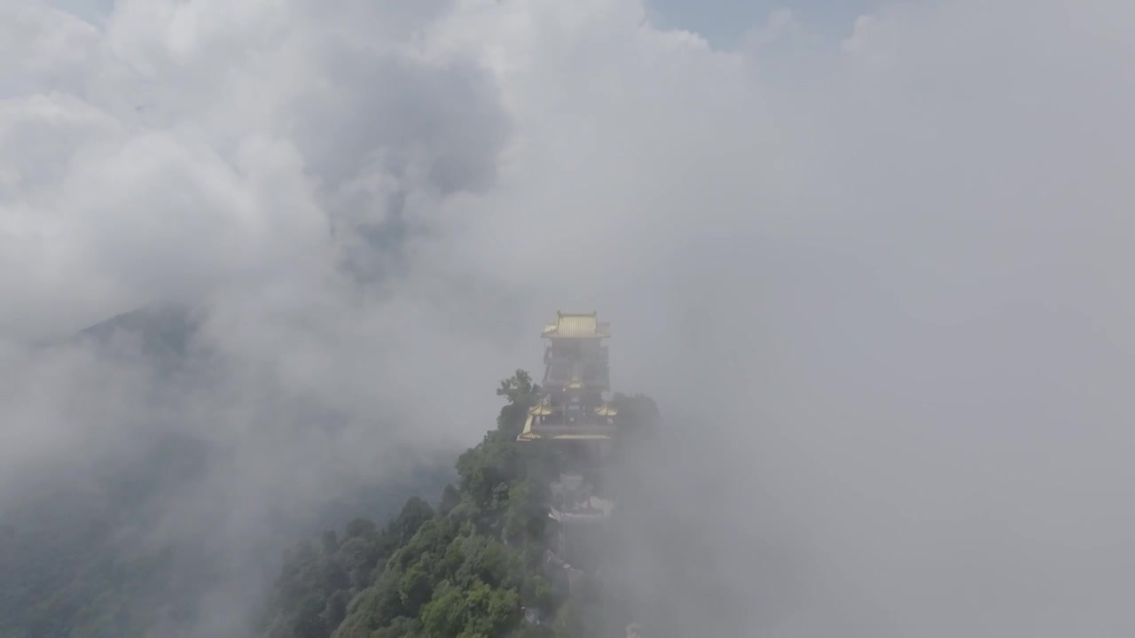 航拍秦岭山中雾气寺庙南五台视频素材