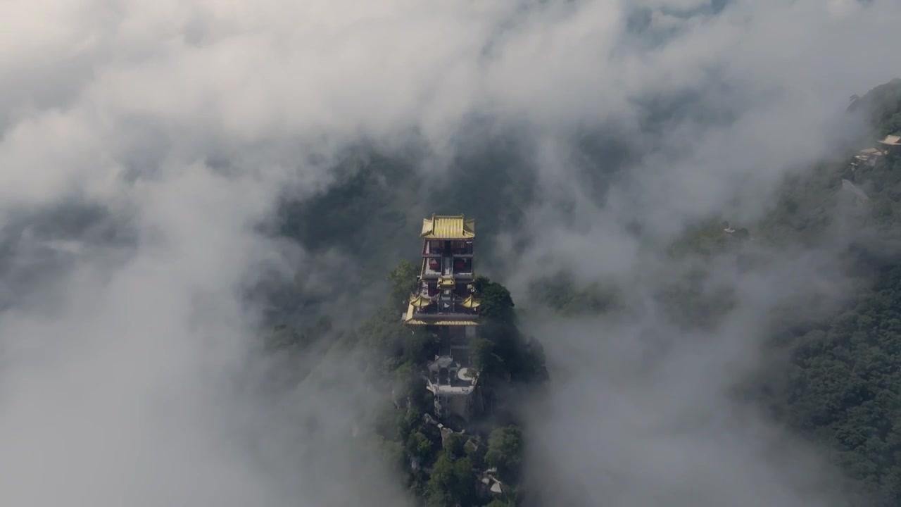 航拍秦岭山中雾气寺庙南五台视频素材