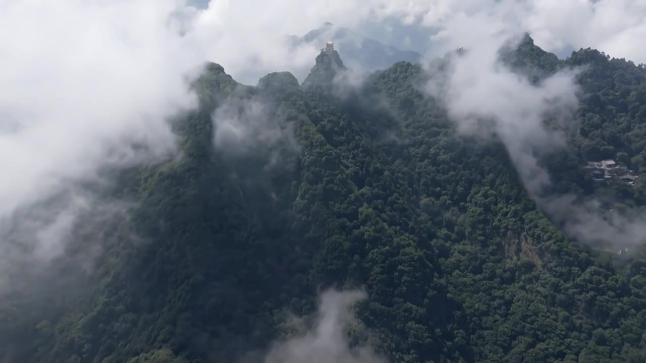 航拍秦岭山中雾气寺庙南五台视频素材