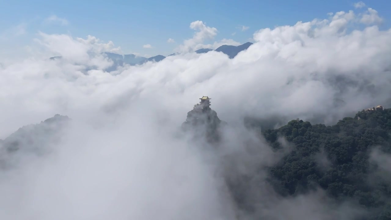 航拍秦岭山中雾气寺庙南五台视频下载