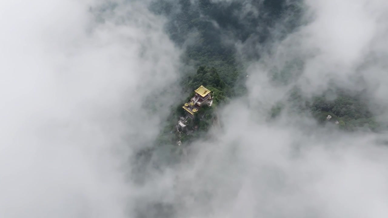 航拍秦岭山中雾气寺庙南五台视频下载