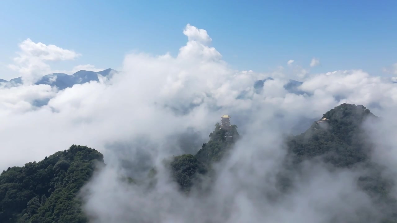 航拍秦岭山中雾气寺庙南五台视频下载