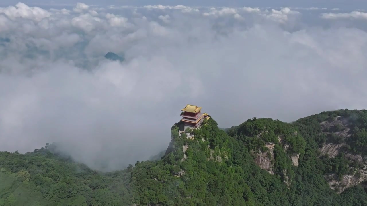 航拍秦岭山中雾气寺庙南五台视频素材