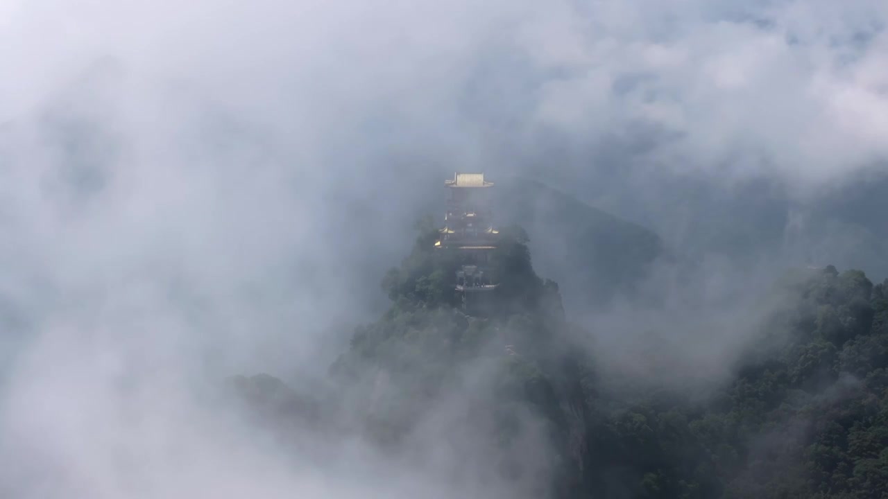 航拍秦岭山中雾气寺庙南五台视频素材