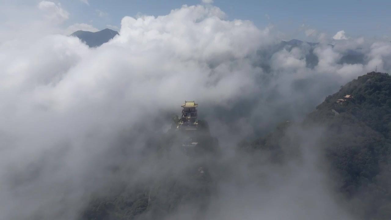 航拍秦岭山中雾气寺庙南五台视频素材