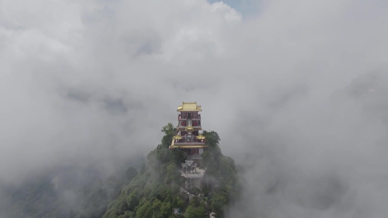 航拍秦岭山中雾气寺庙南五台视频素材