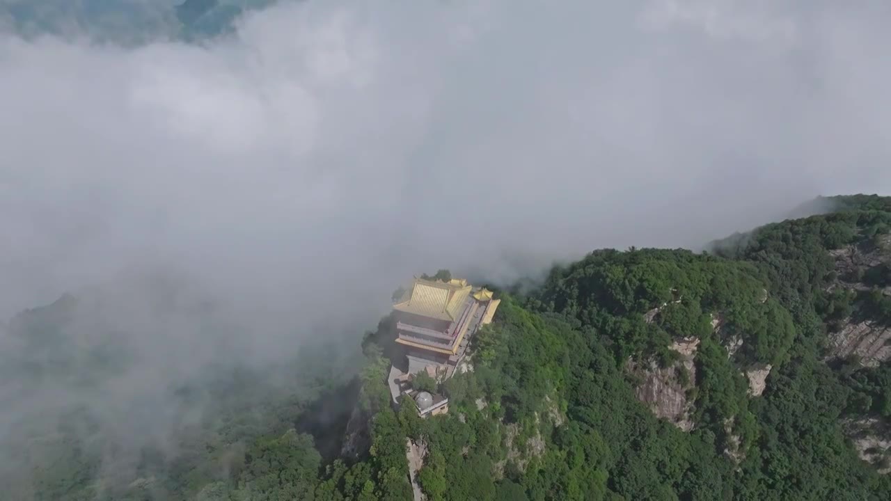 航拍秦岭山中雾气寺庙南五台视频下载