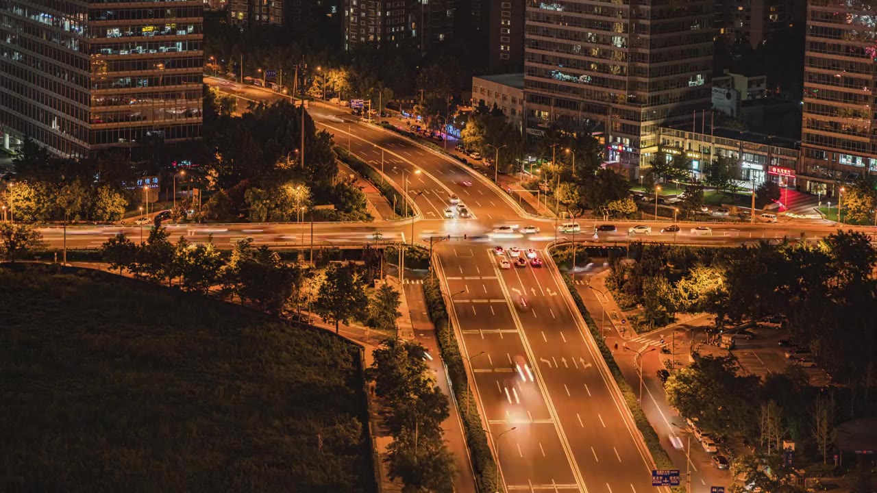 夜晚城市街道路口车流昏黄灯光视频素材