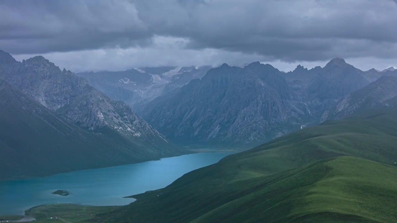 高山湖泊多云水面倒影视频素材