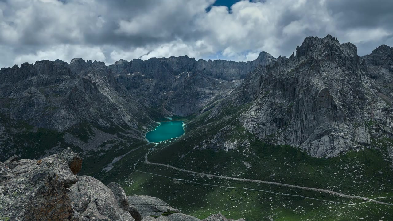 高山湖泊多云水面倒影视频素材